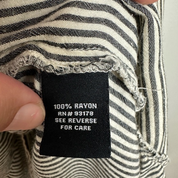 Premise Studio Gray White Stripe Sharkbite Hem Top 2X - Picture 13 of 14